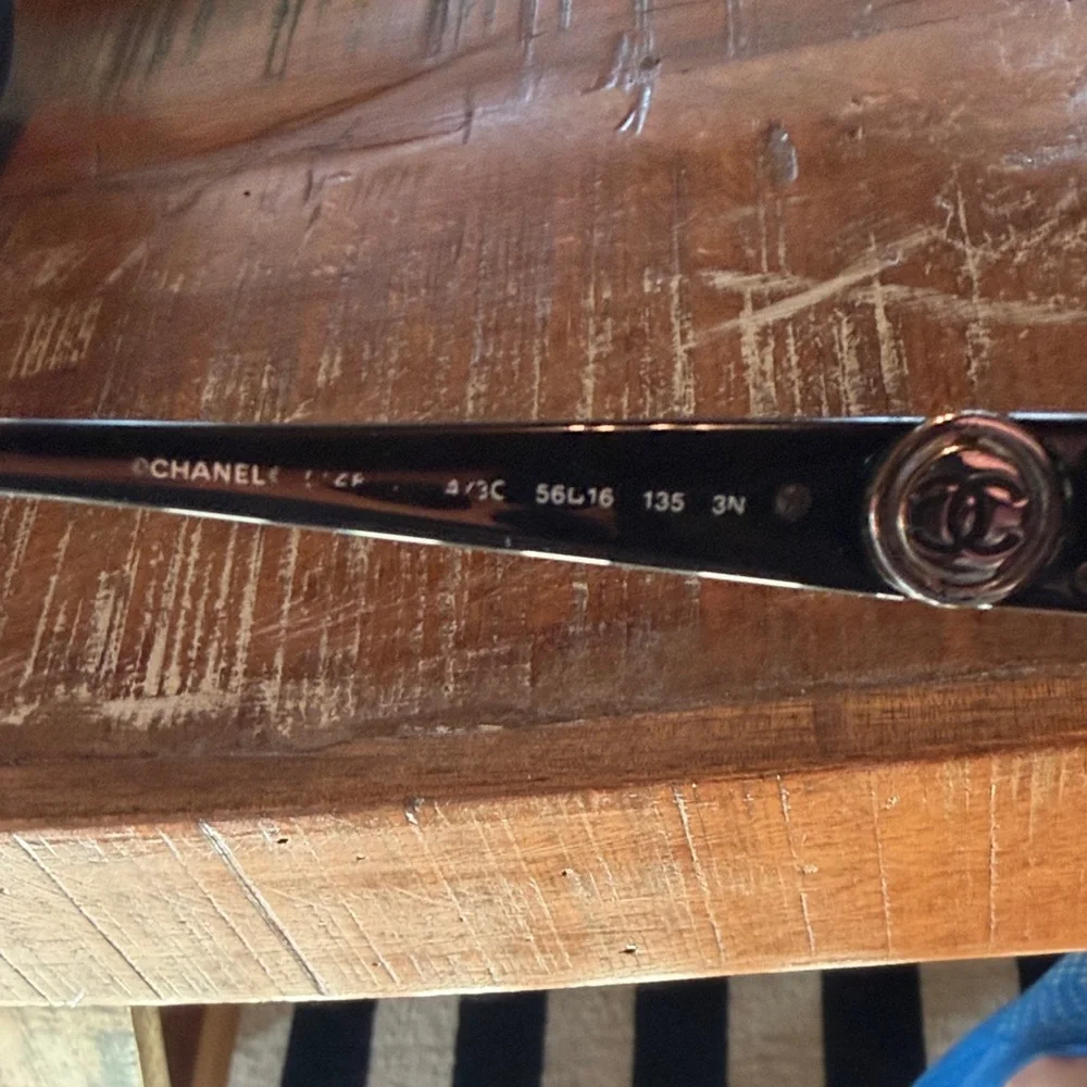 CHANEL vintage Chic Tortoise Shell Sunglasses with silver spinning logos - Picture 6 of 8